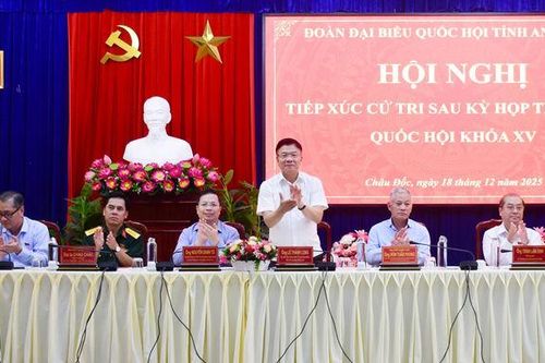 Phó Thủ tướng Chính phủ Lê Thành Long tiếp xúc cử tri phường Châu Đốc