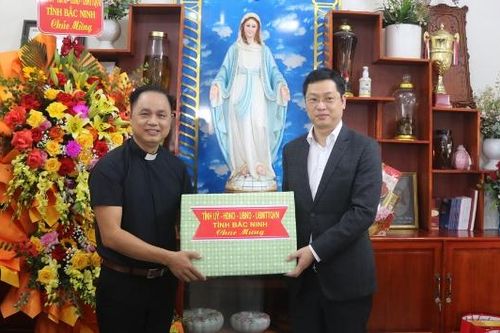 Phó Bí thư Tỉnh ủy Trần Huy Phương thăm, chúc mừng Giáo xứ Thiết Nham nhân dịp Lễ Giáng sinh