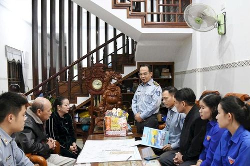 Chi đội Kiểm ngư số 3 thăm hỏi gia đình ngư dân gặp nạn ở Trường Sa