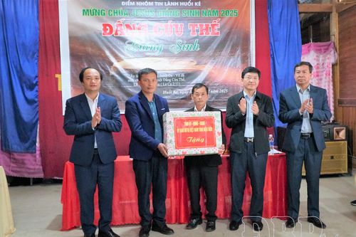 Phó Bí thư Tỉnh ủy, Chủ tịch Ủy ban MTTQ Việt Nam tỉnh Mùa A Vảng thăm, chúc mừng Giáng sinh
