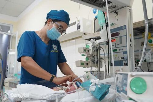 Bé sơ sinh bị uốn ván nặng được mạnh thường quân hỗ trợ viện phí