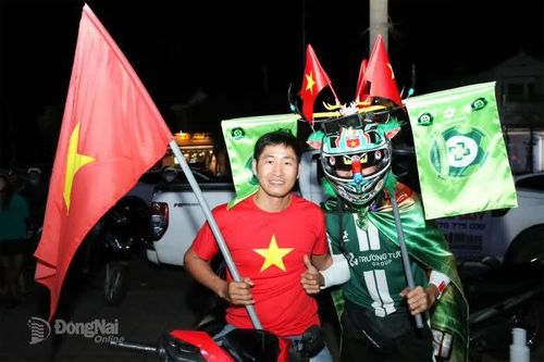 Người dân Bình Phước, Đồng Xoài xuống đường mừng chiến thắng U22 Việt Nam