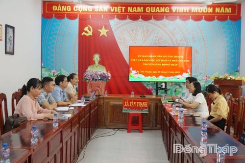 Báo và phát thanh, truyền hình Đồng Tháp làm việc với xã Tân Thạnh về công tác phối hợp tuyên truyền