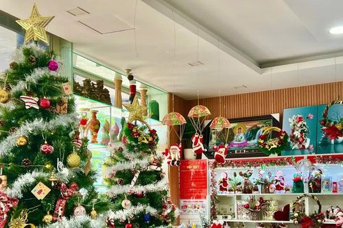 Thị trường Noel: Hàng đa dạng, mua sắm chọn lọc