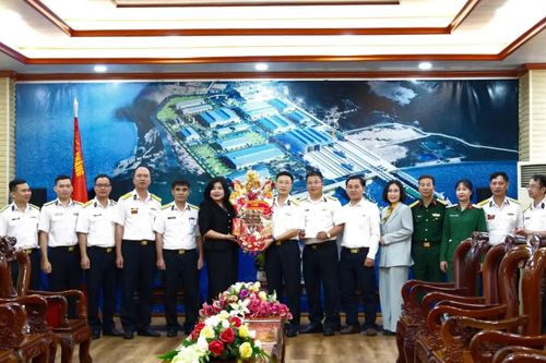 Lãnh đạo Đoàn Đại biểu Quốc hội tỉnh Khánh Hòa thăm, chúc mừng các đơn vị quân đội