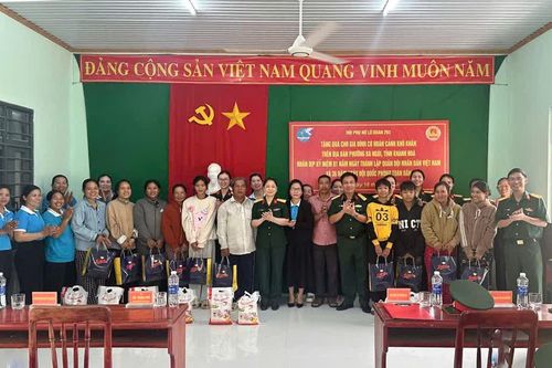 Tặng 10 suất quà cho gia đình người đồng bào dân tộc thiểu số phường Ba Ngòi
