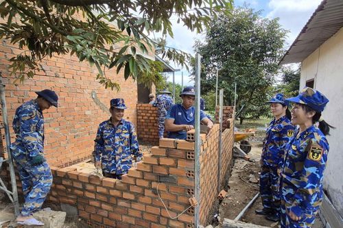 Thăm, động viên tổ công tác Vùng 4 Hải quân thực hiện 'Chiến dịch Quang Trung' tại xã Tây Khánh Sơn