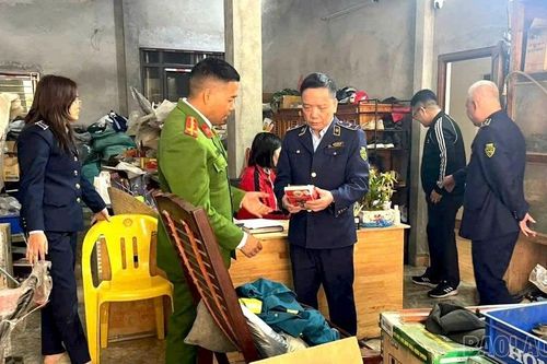 Công an xã Bản Xèo phối hợp kiểm tra, xử lý vi phạm kinh doanh phụ tùng xe máy giả mạo nhãn hiệu