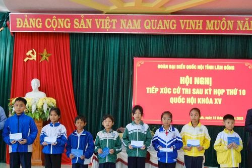 ĐBQH Lâm Đồng thăm, tặng quà trẻ em khó khăn tại Di Linh