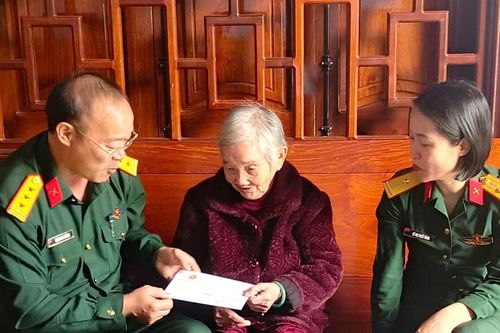 Trao, tặng quà của Quân khu 7 đến Mẹ Việt Nam anh hùng Nguyễn Thị Xuân