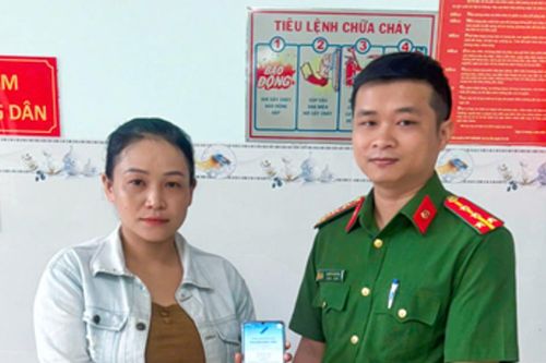 Người phụ nữ trình báo Công an sau khi tài khoản nhận số tiền lớn