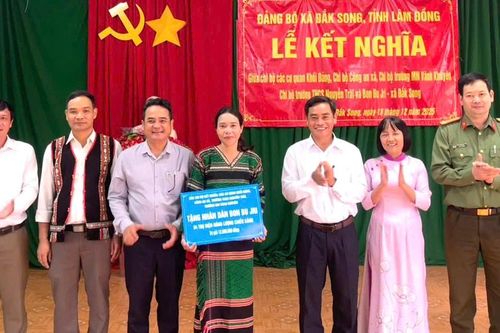 4 chi bộ trực thuộc Đảng bộ xã Đắk Song kết nghĩa với bon Bu Jri