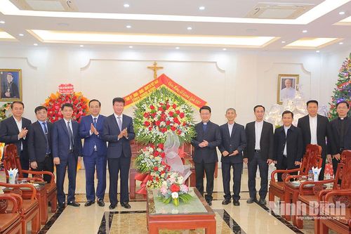 Đồng chí Phó Bí thư Tỉnh ủy, Chủ tịch UBND tỉnh Trần Huy Tuấn chúc mừng Tòa Giám mục Phát Diệm nhân dịp Lễ Giáng sinh năm 2025