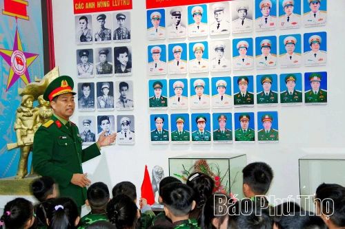 Trải nghiệm 'Một ngày làm chiến sĩ' tại Sư đoàn 304