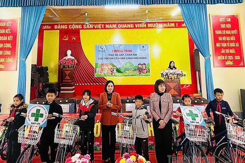 Trao tặng xe đạp và chăn ấm cho học sinh có hoàn cảnh khó khăn, vượt khó vươn lên trong học tập
