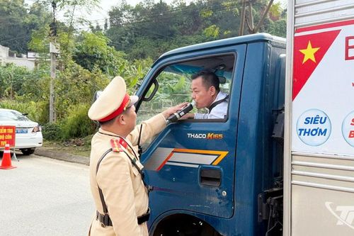 Siết chặt kỷ cương, bảo đảm an toàn giao thông