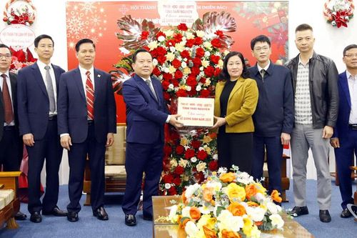 Đồng chí Đỗ Thị Minh Hoa chúc mừng Hội thánh Tin lành Việt Nam