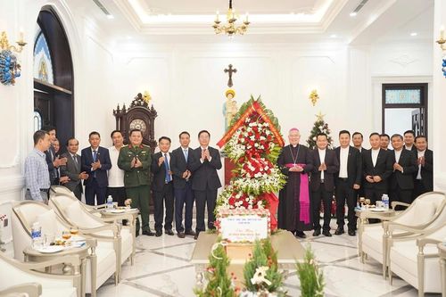 Bí thư Thành ủy Nguyễn Đình Trung thăm, chúc mừng Giáng sinh Tổng Giáo phận Huế
