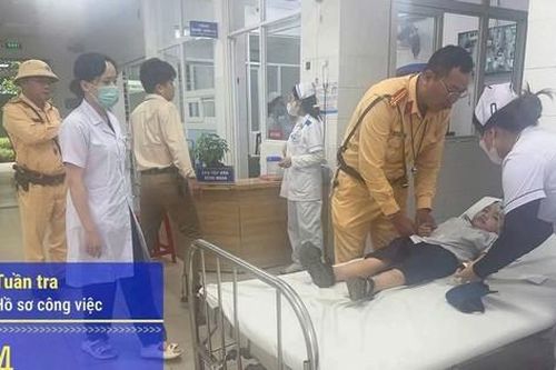 CSGT Đà Nẵng dùng xe đặc chủng đưa học sinh lớp 1 bị rắn cắn đi cấp cứu kịp thời