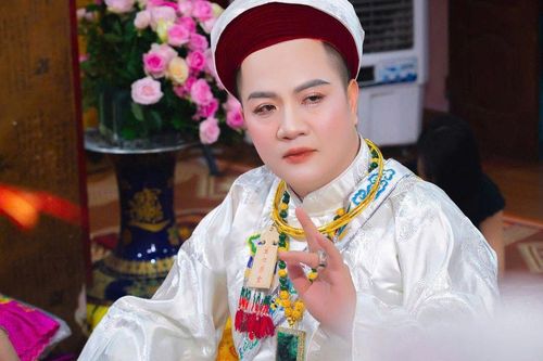 Hầu đồng quay lưng ban thờ: Nghệ nhân ưu tú Đặng Ngọc Anh lên tiếng