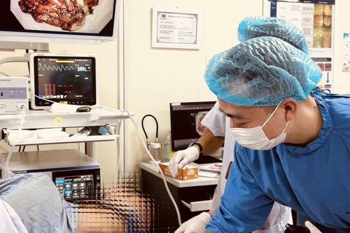 Từ triệu chứng nuốt nghẹn, bác sĩ phát hiện u thực quản kích thước lớn