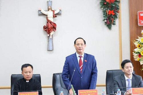 Phó Chủ tịch Quốc hội, Thượng tướng Trần Quang Phương chúc mừng Giáng sinh tại Cần Thơ
