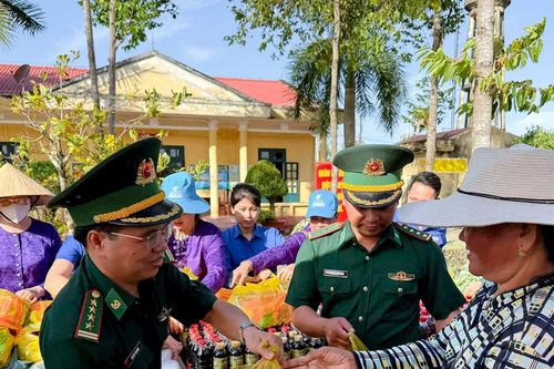 TP. Cần Thơ: 'Phiên chợ đặc biệt' đến với người dân vùng biên giới biển
