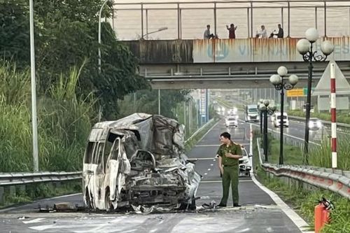 Xe cứu thương bốc cháy sau TNGT trên cao tốc, 3 người tử vong