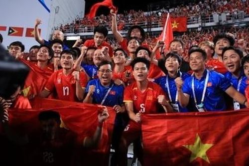 U22 Việt Nam 'mở tiệc' ăn mừng trên sân Rajamangala