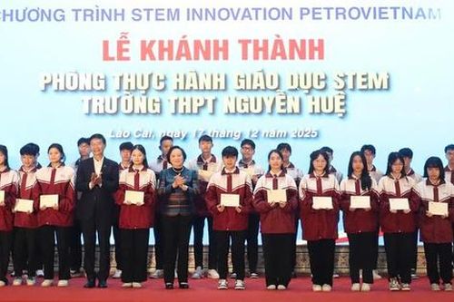 Phó Thủ tướng Chính phủ Phạm Thị Thanh Trà trao quà cho các em học sinh tại Lào Cai