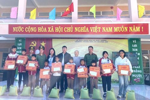Hội Khuyến học tỉnh Lâm Đồng trao hơn 150 phần quà, học bổng cho học sinh khó khăn