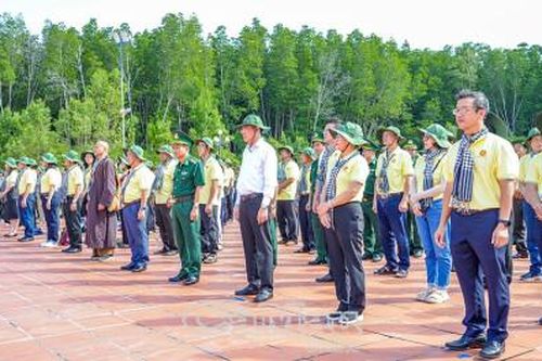 Đoàn cán bộ Dân vận tiêu biểu TP Hồ Chí Minh chào cờ tại Đất Mũi