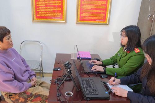 Bắt quả tang 2 đôi nam nữ mua bán dâm giá 800.000 đồng/lượt: 'Khách làng chơi' khai ra 'tú bà' Nguyễn Thị Thắm