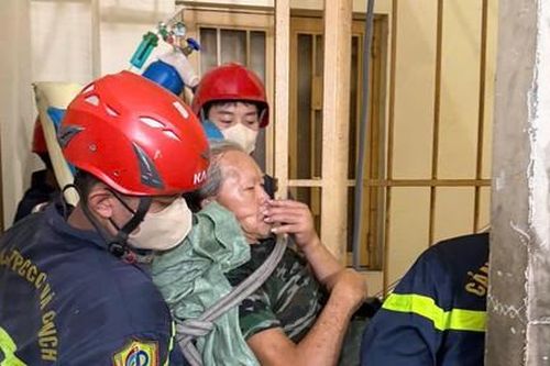 Cảnh sát PCCC-CNCH Công an TPHCM dùng thiết bị chuyên dụng hỗ trợ đưa bệnh nhân đi cấp cứu