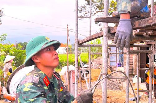 Chiến dịch Quang Trung: Gác niềm riêng, bộ đội giúp dân dựng lại mái nhà