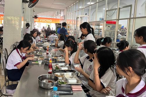 Suất ăn 38.000 đồng bị tố ít, trường nói học sinh có thể mua thêm thức ăn