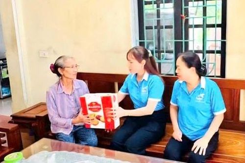 Phụ nữ Thuận An - những 'đóa hoa' thắp lửa tình thân