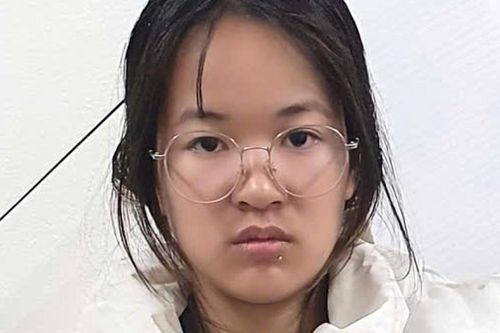 Hà Nội: Cô gái sinh năm 2006 bị bắt giữ khi mang 2 lọ 'dung dịch lạ' đi bán