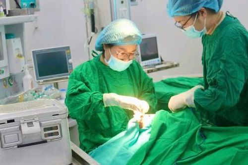 Mổ mắt miễn phí cho trẻ có khuyết tật về mắt tại Hưng Yên