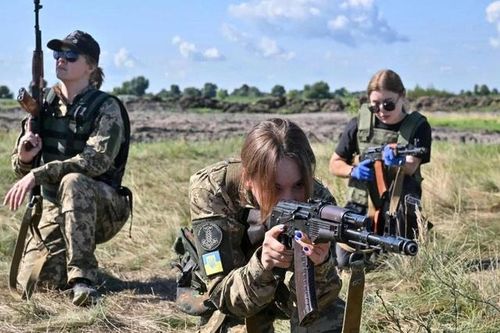 Phụ nữ Ukraine đang phải đảm nhận nhiều 'vai trò đặc quyền' của nam giới ở tiền tuyến