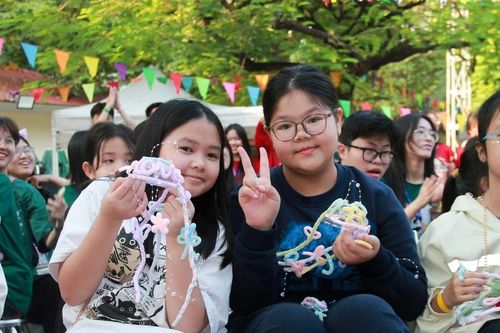 Teen mở hội chợ nâng cao ý thức bảo vệ môi trường tại Tiểu học Nam Thành Công