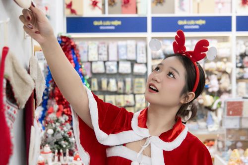 Cây thông 3 m, hộp sách tiền triệu nổi bật ở nhà sách mùa Giáng sinh