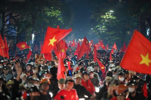 Đêm không ngủ của người hâm mộ bóng đá Việt Nam