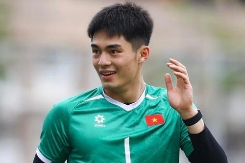 Tin nhắn 'gây bão' của thủ môn cao 1,91 m với TikToker triệu fan