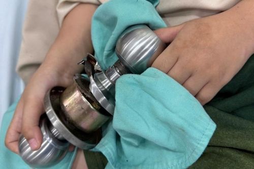 Bác sĩ TP.HCM thành 'thợ sửa ổ khóa' ngay trong phòng mổ