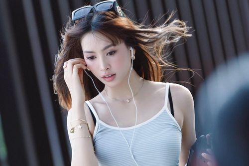 Gần 3 triệu người xem Tiểu Vy 'được chụp lén'