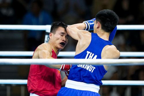Đối phương dùng cùi chỏ, võ sĩ Việt Nam rách trán và bị xử thua