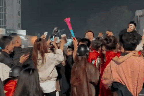 Hoàng Đức bị fan vây kín, kéo rách áo trong lần đầu 'đi bão'