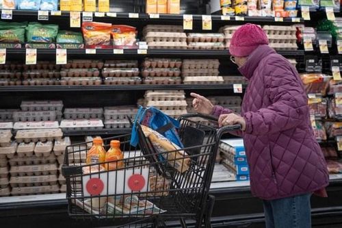 Gánh nặng sinh hoạt phí 'phủ bóng' tiêu dùng Mỹ