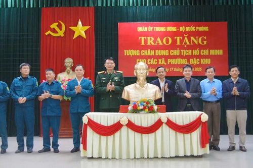 Trao tặng tượng chân dung Chủ tịch Hồ Chí Minh cho 78 xã, phường, đặc khu